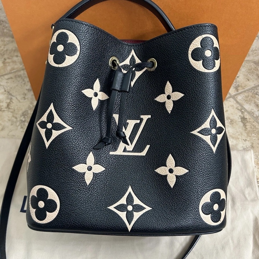 Louis Vuitton Black Bucket Shoulder Bag with Ivory Monogram - Picture 2 of 12